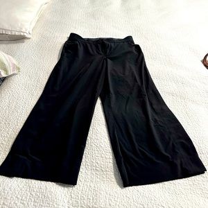 Athleta wide leg crop side snap pants. Side and back pockets.